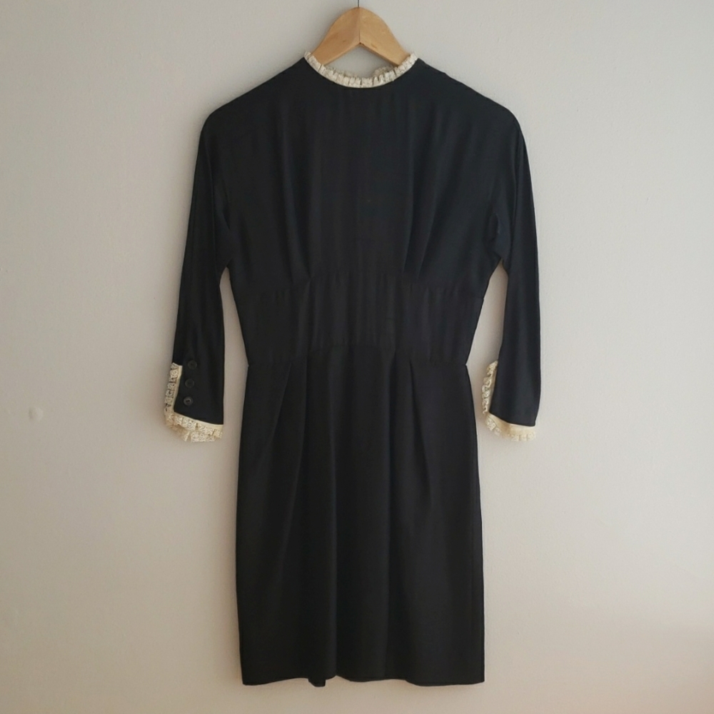 Vintage 1960s raw silk little black dress with lace cuffs lace neck size xs